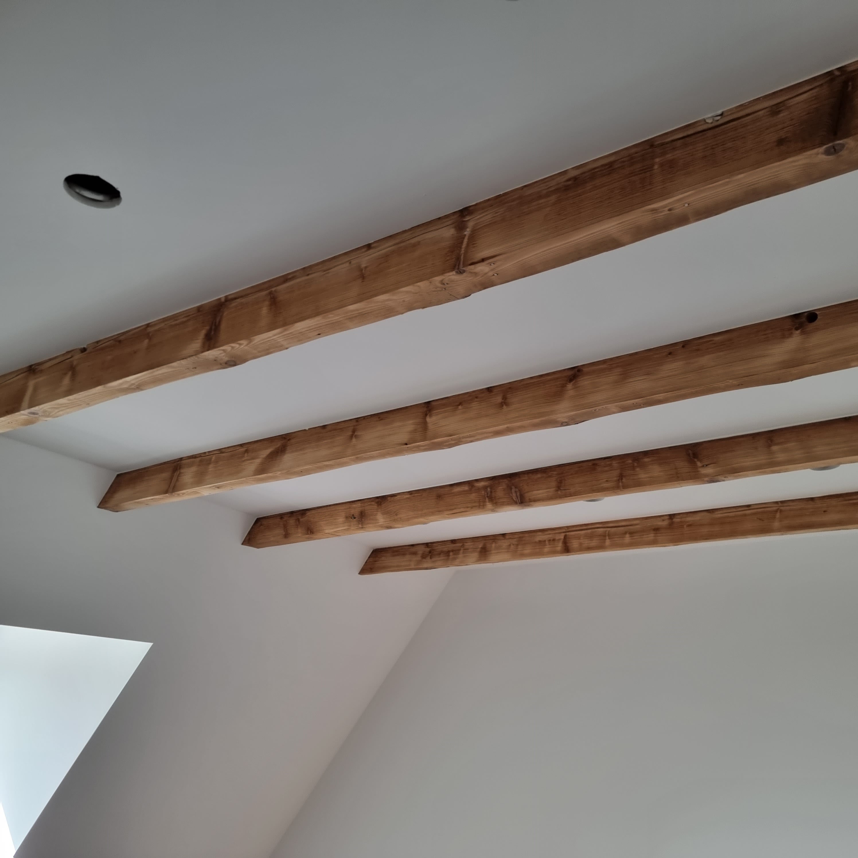 Fertiger Dachboden mit braunen Holzleisten.